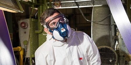 Worker wearíng goggles and mainenance free respirator
