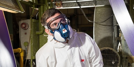 Worker wearíng goggles and mainenance free respirator
